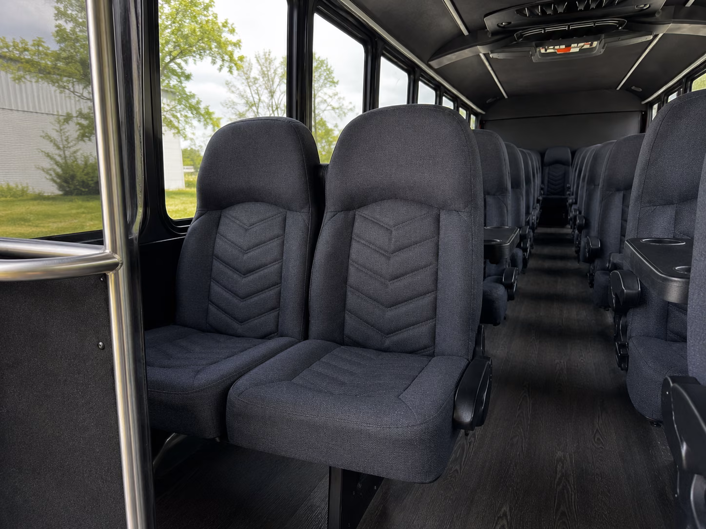 la marque ease daily commutes with la marque charter buses